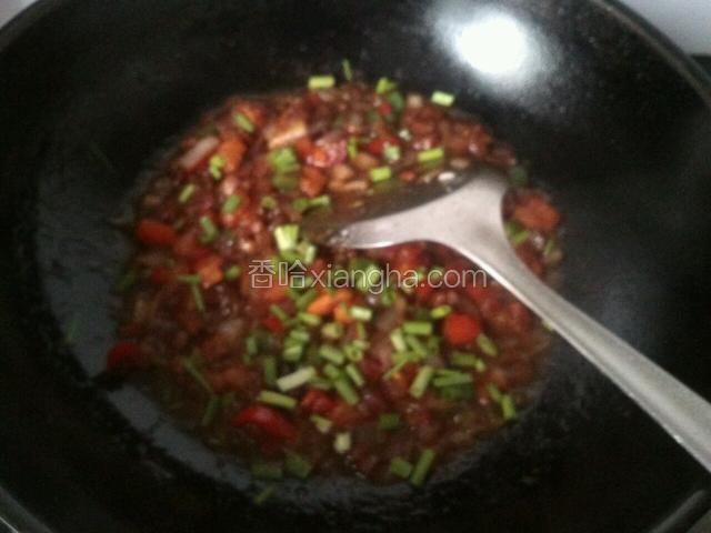 热锅凉油先把香肠煸出香味和油，再放入西红柿继续翻炒一分钟，然后加入青椒、红椒、洋葱一边翻炒一边黄豆酱、盐、白糖，所有菜断生以后加入鸡精、香葱美味的拌面酱炒好了。