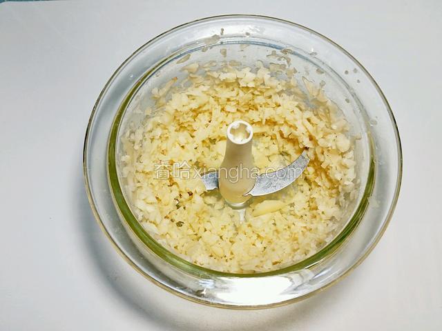 蓮藕用料理機攪5一6秒攪成蓮藕粒（如沒料理機就用刀切碎）