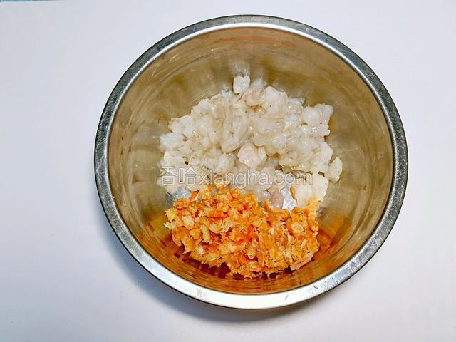 蝦仁去蝦腸切粒，蝦米用水浸軟切粒