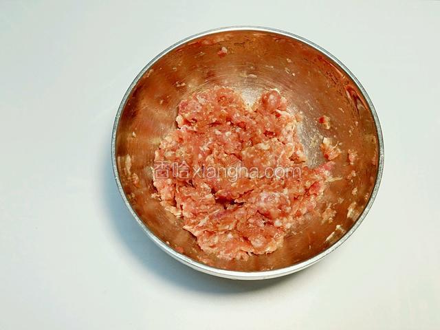 肉沫加入方子份量外的適量食油、豉油、鹽、糖、生粉，往同一方向攪拌上筋至起膠