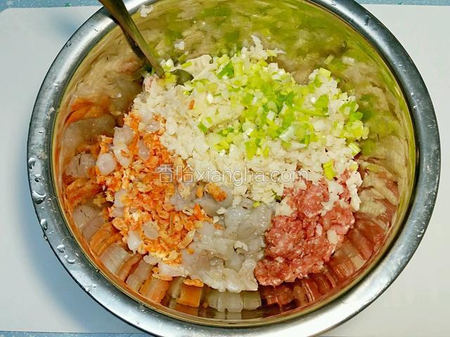 肉沫、蝦仁粒、蝦米粒、藕粒、蔥粒同放在一個盆中