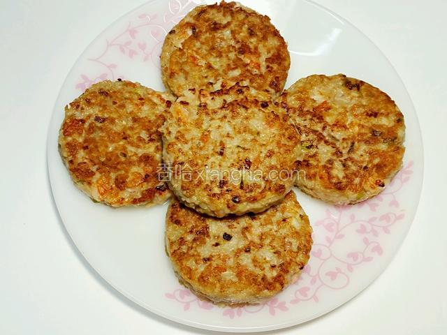 翻面後煎至藕餅熟透，盛起裝碟享用