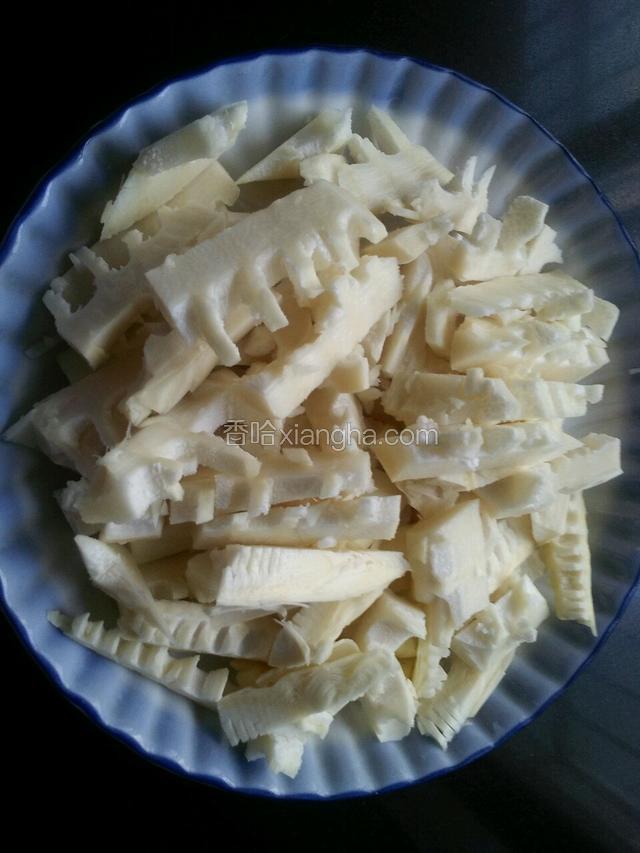 把春笋去壳洗净并用刀背拍碎成块，再用刀段成大小差不多的段状备用。