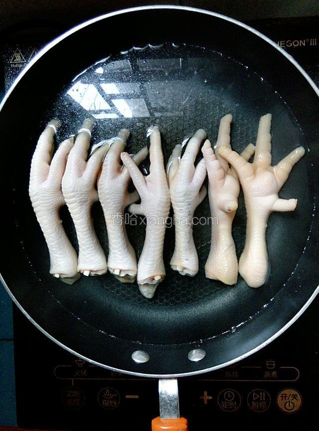 锅中加入适量的清水，大火煮开，放入鸡脚，煮1分钟