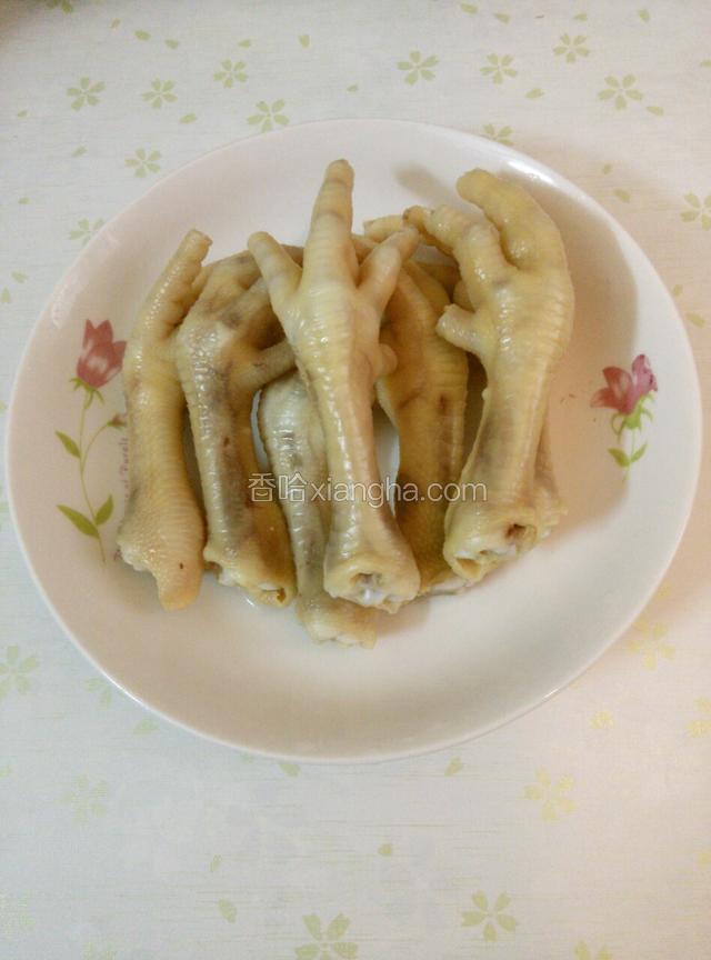 取出，用清水冲洗干净污血。