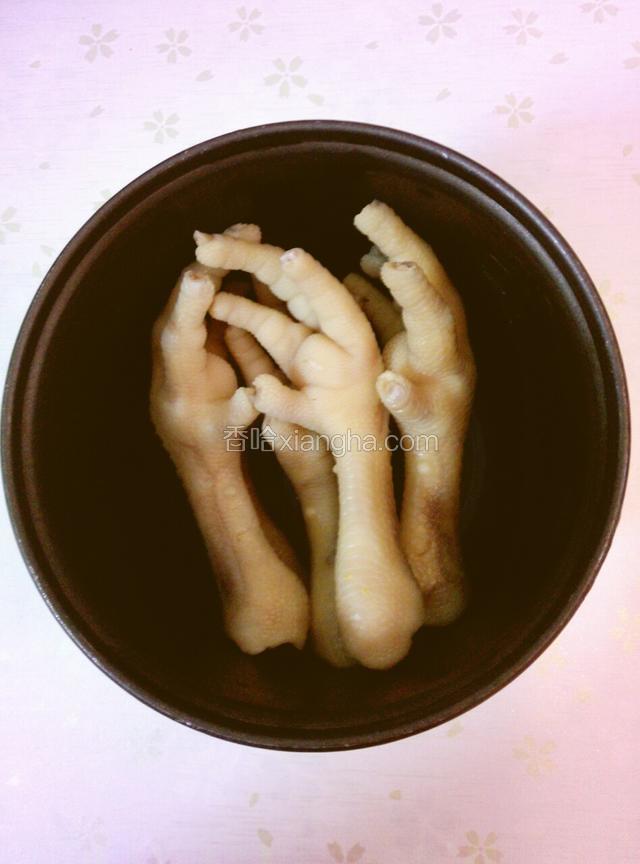 把鸡脚放入电饭锅