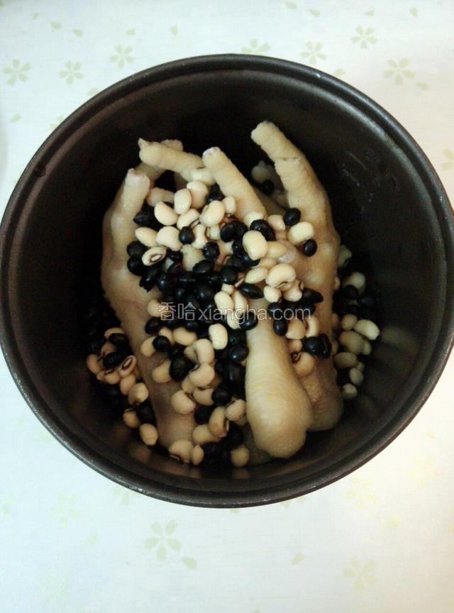 加入黑豆，眉豆，姜。