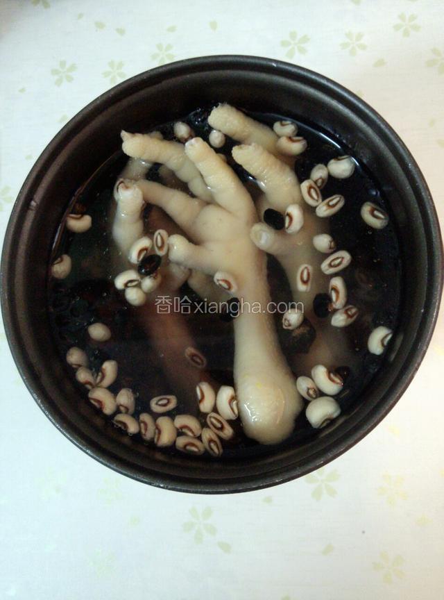 加入适量的清水，炖上一个小时。