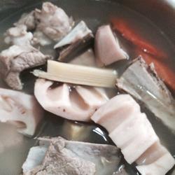 竹蔗胡萝卜莲藕猪扇骨汤的做法[图]