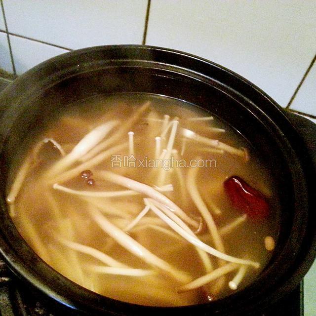 加入盐，鸡精调味即可。