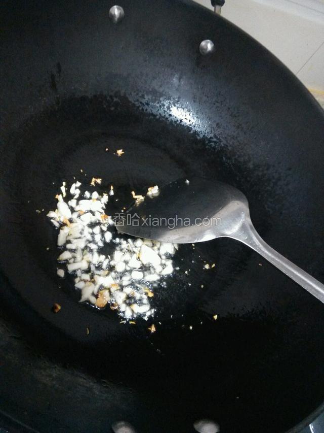热锅热油下蒜泥煸香