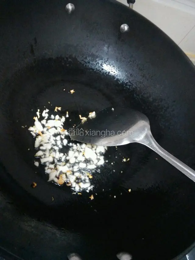 热锅热油下蒜泥煸香