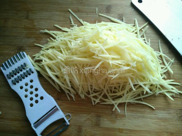 土豆用工具擦成丝(或切成丝)。
