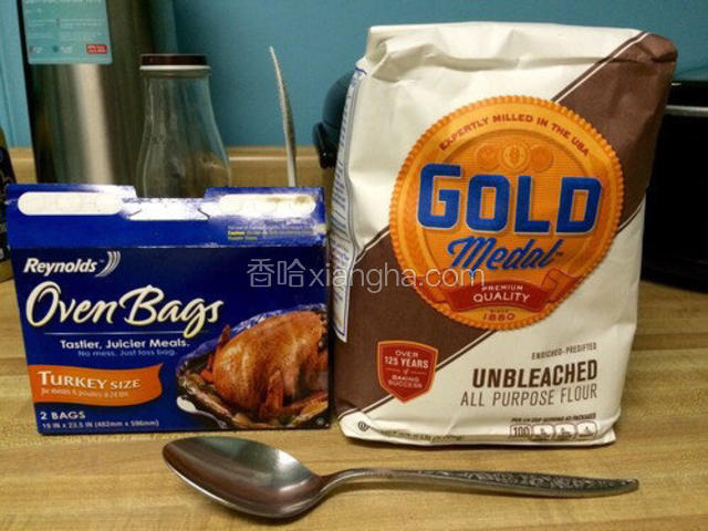 取烤箱专用烤袋一只、面粉一茶勺；