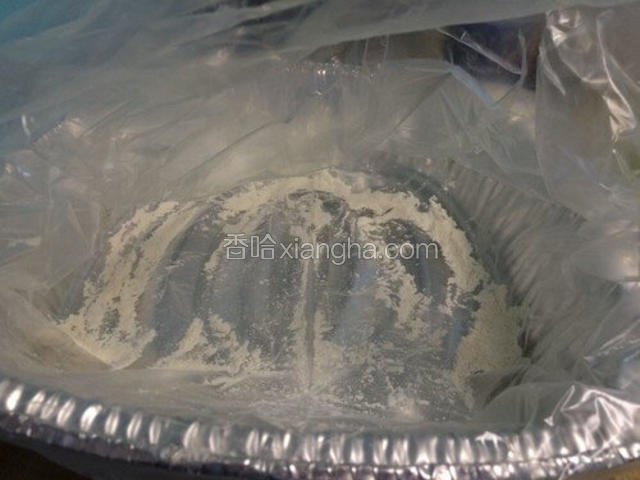 将面粉放入专用烤袋内并尽量使之接触烤袋内的所有触面，将烤袋放入烤盘内，并尽量使面粉均匀地分布在底部；
