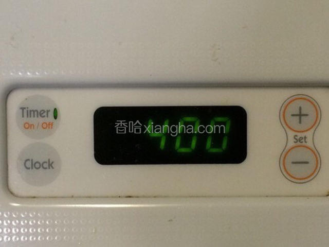 将烘烤时间设置为4小时，开始烤制；
