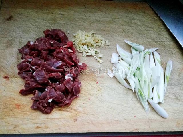 羊肉顶刀切小薄片,葱切滚刀块，姜蒜切末