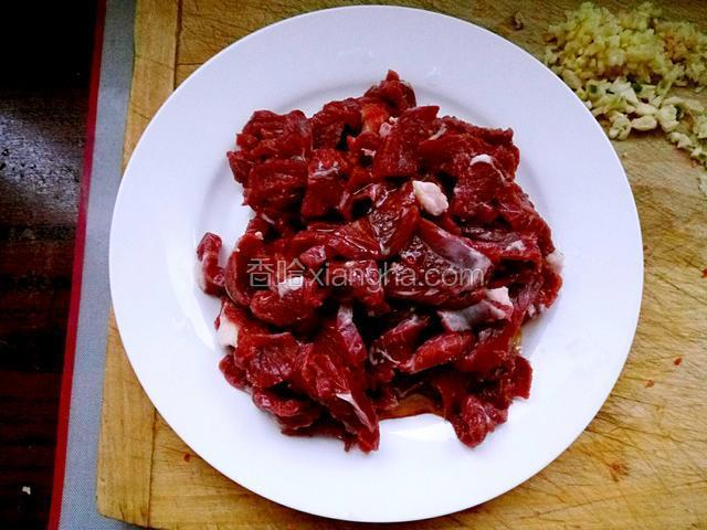 羊肉加入少许料酒，酱油，香油水淀粉抓匀备用