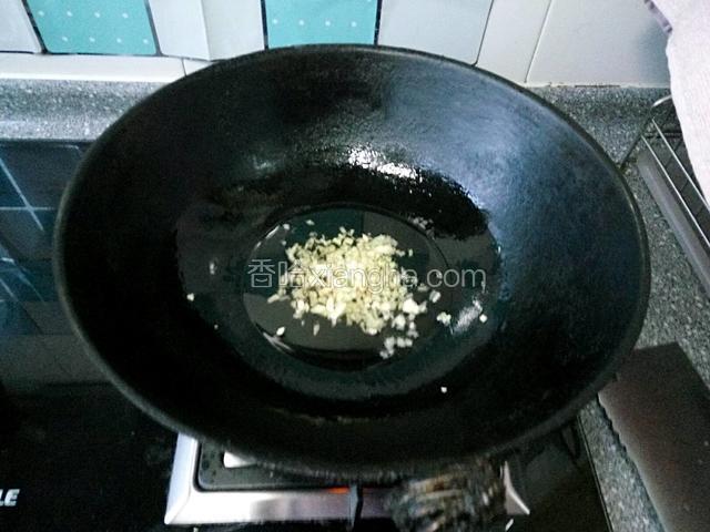 热锅凉油煸香姜蒜末