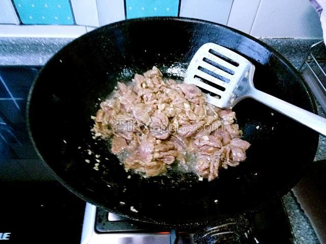 然后下入码好味羊肉，爆炒段生