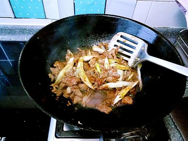 爆炒匀点少许陈醋和几滴香油，翻炒后出锅