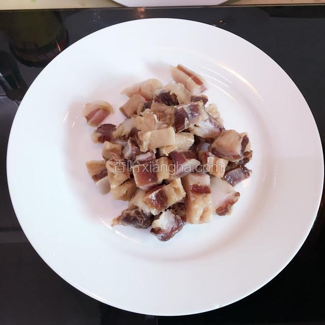 腊肉去皮切成小块