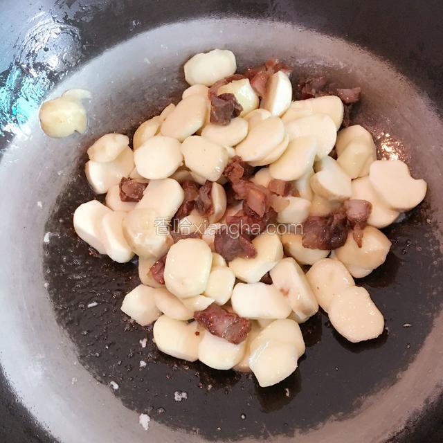 倒入慈菇块一起略炒