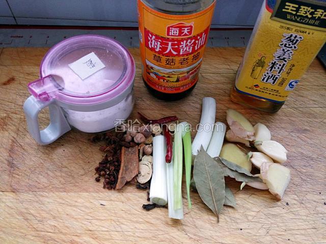 所有调味料准备齐，葱，姜，蒜洗静切好备用，其它调料装入调料盒中