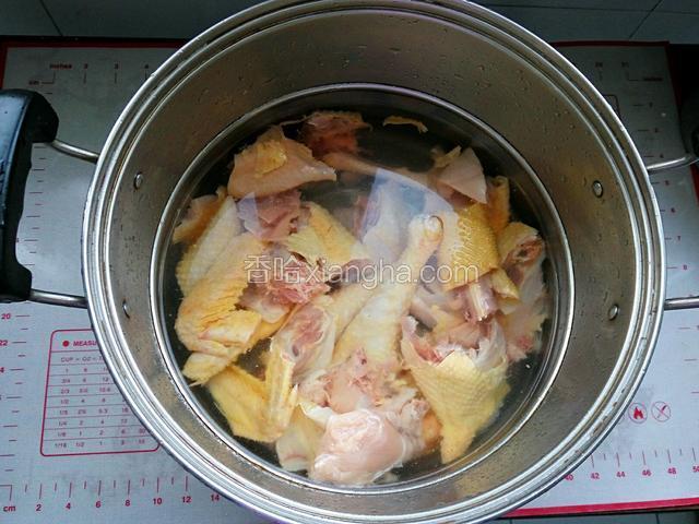 柴鸡剁块放凉水拔岀血水，洗净放入适量冷水中