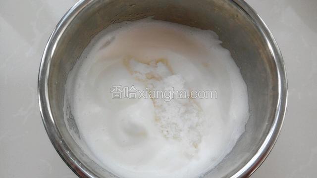 用电动打蛋器打至粘稠后，再加入剩下的30克糖。