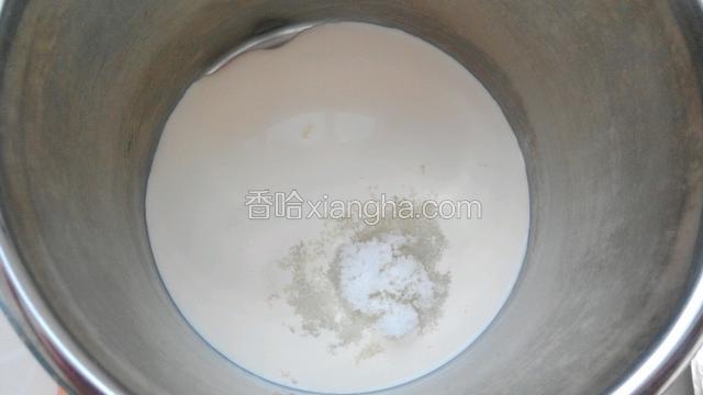 淡奶油加入糖。