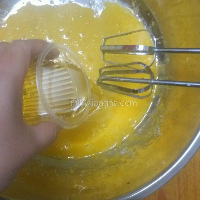 加入色拉油搅拌均匀