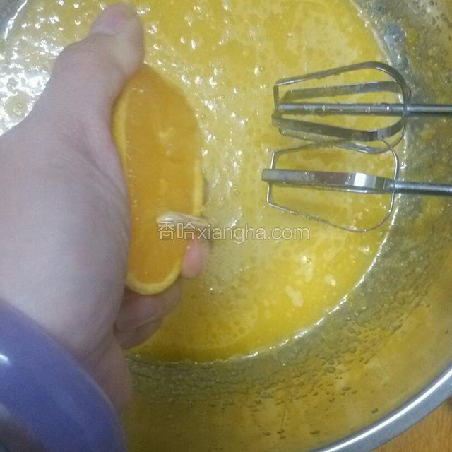 把三个橙子对半切开挤入橙汁，也可以打成果汁加入，看个人喜欢