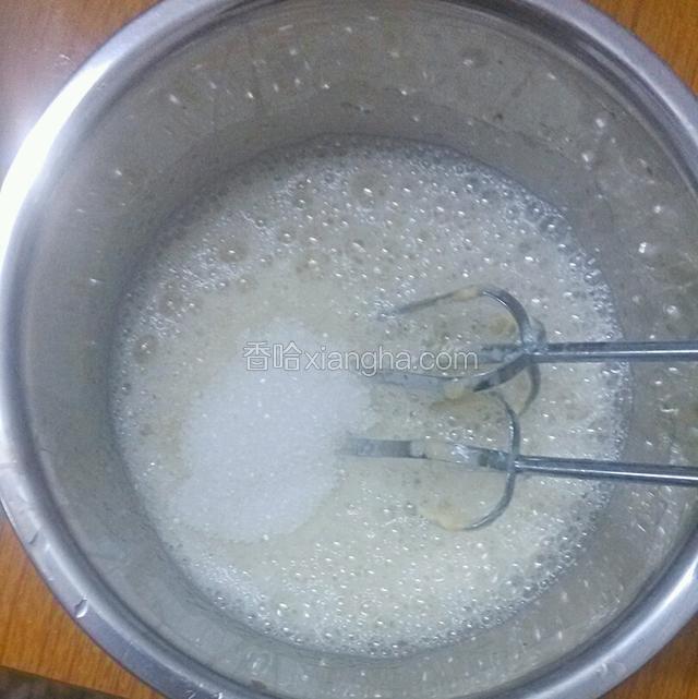 蛋清分三次加白糖用打蛋器打发