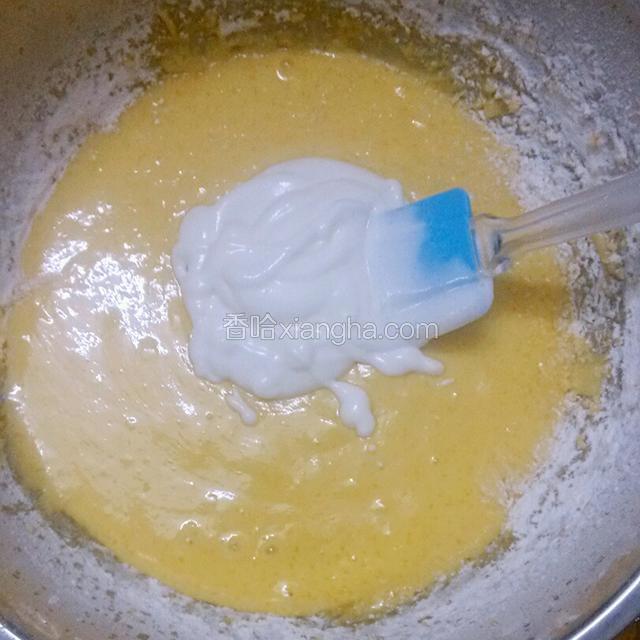 把打发的蛋白加入面糊中