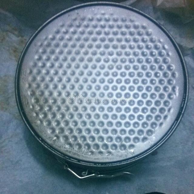 把蛋糕摸具倒扣放凉