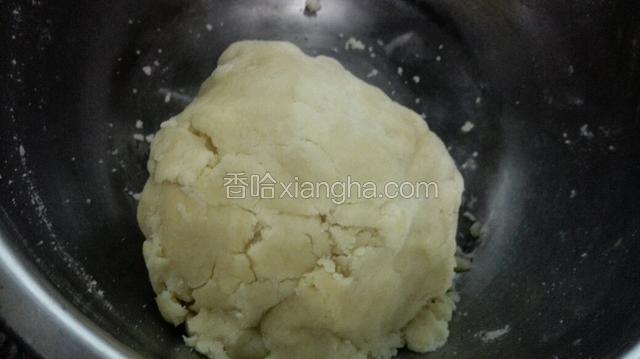 软化的黄油加入150克面粉活成油酥，盖保鲜膜松弛十五分钟！