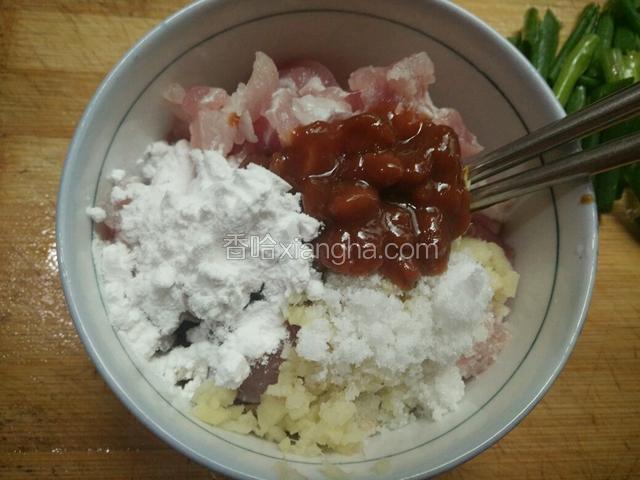 肉改刀切小片，加姜末、黄豆酱(生抽也行)、生粉拌均备用