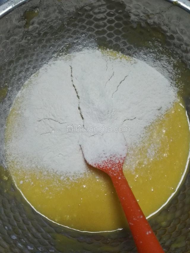 过筛后的低粉没有颗粒或结块现象，易于融合蛋液，很细腻