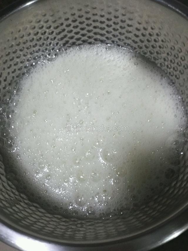 打到出现鱼眼泡时停下，加入第二次白糖继续打发