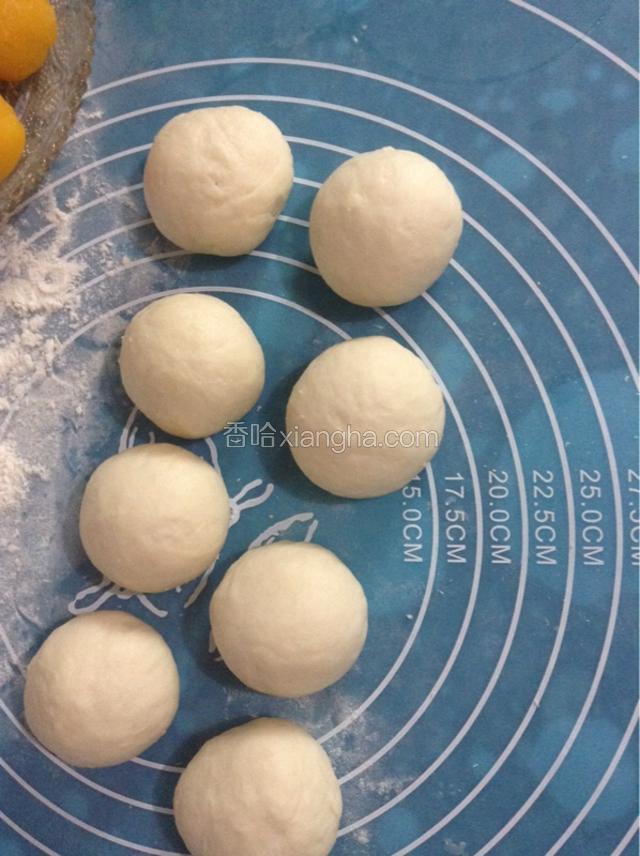 将发好的面团按揉排气，分成25克的小剂子。