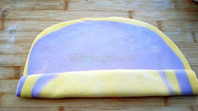 用擀面杖擀开，从单面卷起，切成等量剂子