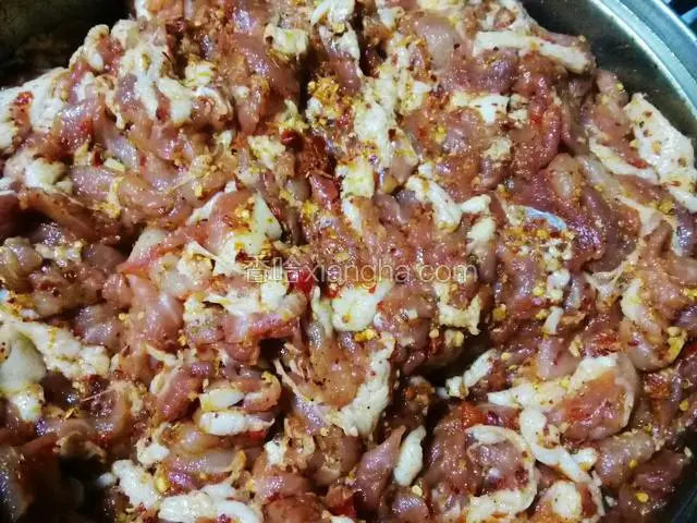 搅拌均匀后腌1小时左右。