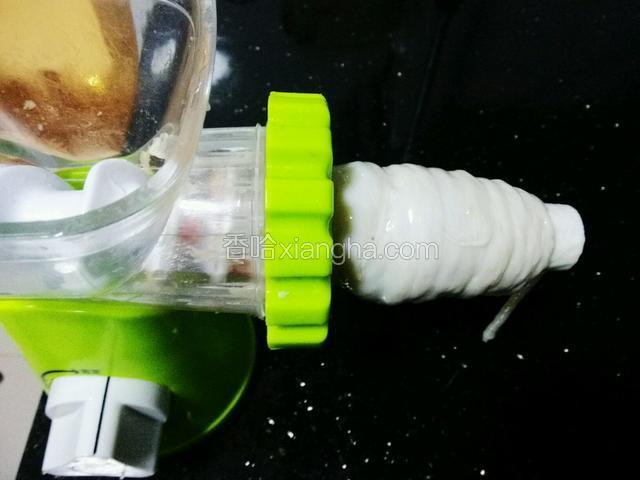 搅肉机安放好，套上肠衣。