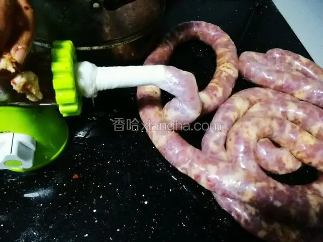 开始灌，这个过程最好两个人完成，一个人搅动机子和灌肉，一个人整理肠衣。