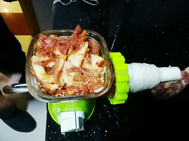 漏斗里放肉。
