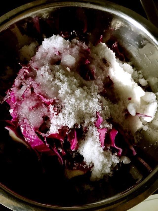 把切好的紫甘蓝也放入萝卜条里然后加糖和醋拌匀，用量随意根据自己的口味来放，喜欢甜多放糖，反之多放醋，拌匀后盖上保鲜膜放入冰箱。