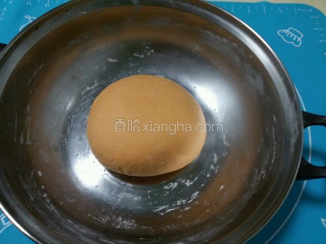 南瓜泥倒入面粉里，倒入酵母水和成光滑的面团放在温暖处发酵1小时左右