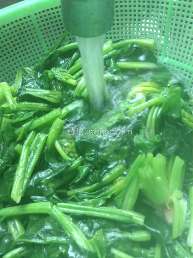 然后立马捞出用清水冲洗，可以保持菠菜的翠绿。