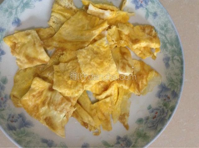 将蛋饼切块。